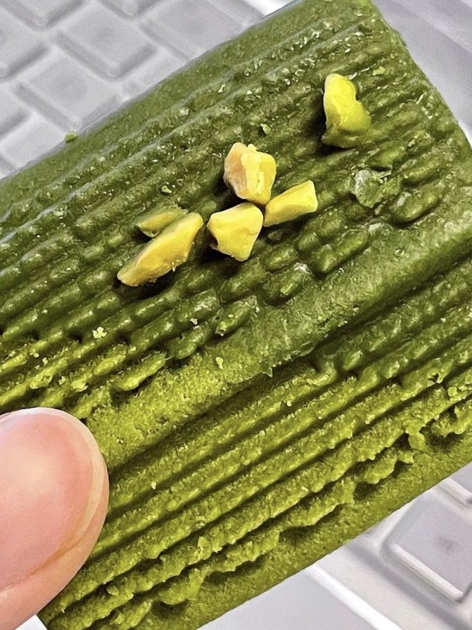 HannahChripp4k's tweet photo. Just shared a bag of crispy matcha cookies with my desk mate  The perfect mid-week pick-me-up that turned a boring work break into a sweet little joy! https://t.co/XLsDcjoaVO