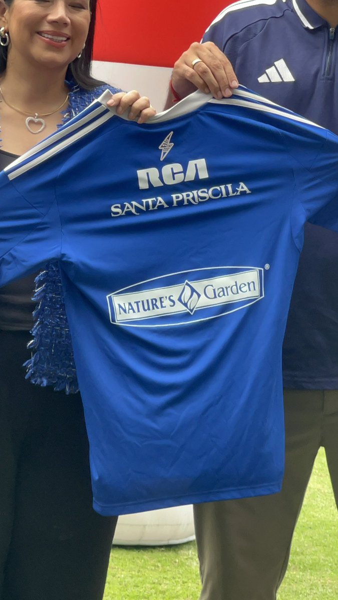 soniiperez_'s tweet photo. #Emelec ⚡️🤝🏽 Nature's Garden 

Durante el acto de presentación, la marca apareció en la parte posterior de la camiseta. https://t.co/xGOhY8QqEd