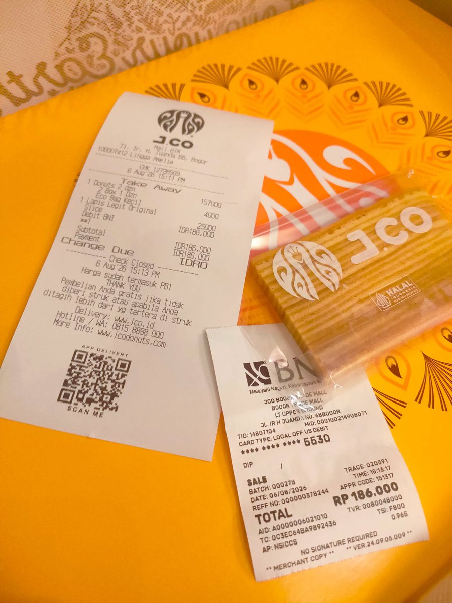 txtharihariWNI's tweet photo. Bingung deh sama jcoindonesia

Mau beli donat 2 lusin, harga yang tertera Rp157 ribu. Bertahun-tahun beli, ya taunya memang segitu harganya.

Pas di kasir, harganya berubah jadi Rp182 ribu.

Aku tanya, "Bukannya Rp157 ribu ya yang di papan?"

Kasir jawab, "Oh, itu lagi kosong."

Kosong apanya, Maemunah? Di display masih lengkap. ‼️🫵🏼

Aku tanya lagi, "Maksudnya?"

Katanya, "Jadi harganya Rp182 ribu, nanti ibu dapat lapis legit."

"Lho, saya nggak mau."

"Kalau nggak mau, harganya tetap."

Kumaha ceunah sih, maksa beli lapis legit 😭

Karena antreannya panjang, aku males debat. Upselling-nya gini amat sih.

Menurut kalian, kalau harga promo yang terpajang ternyata tidak bisa dibeli tanpa harus mengambil produk lain, itu masih wajar atau termasuk menyesatkan konsumen?
