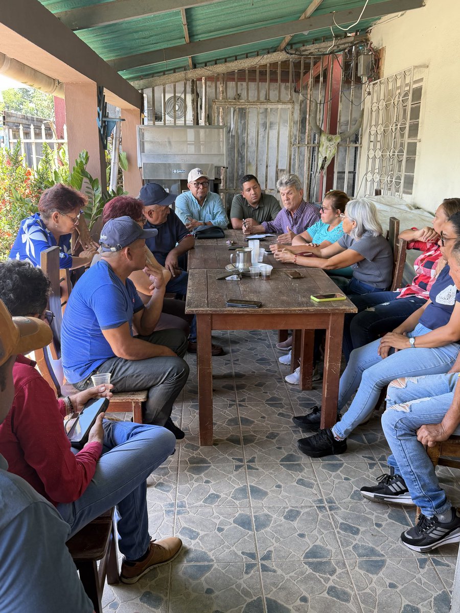 samuelcausar6's tweet photo. Nos encontramos con compañeros de El Manteco (mcpio. Piar) escuchando sus exigencias. El clamor popular es uno solo: cronograma de elecciones presidenciales, libertad inmediata para presos políticos y reconocimiento al liderazgo de @MariaCorinaYA 
#mariacorinavenezuelateespera https://t.co/RutivbYb83