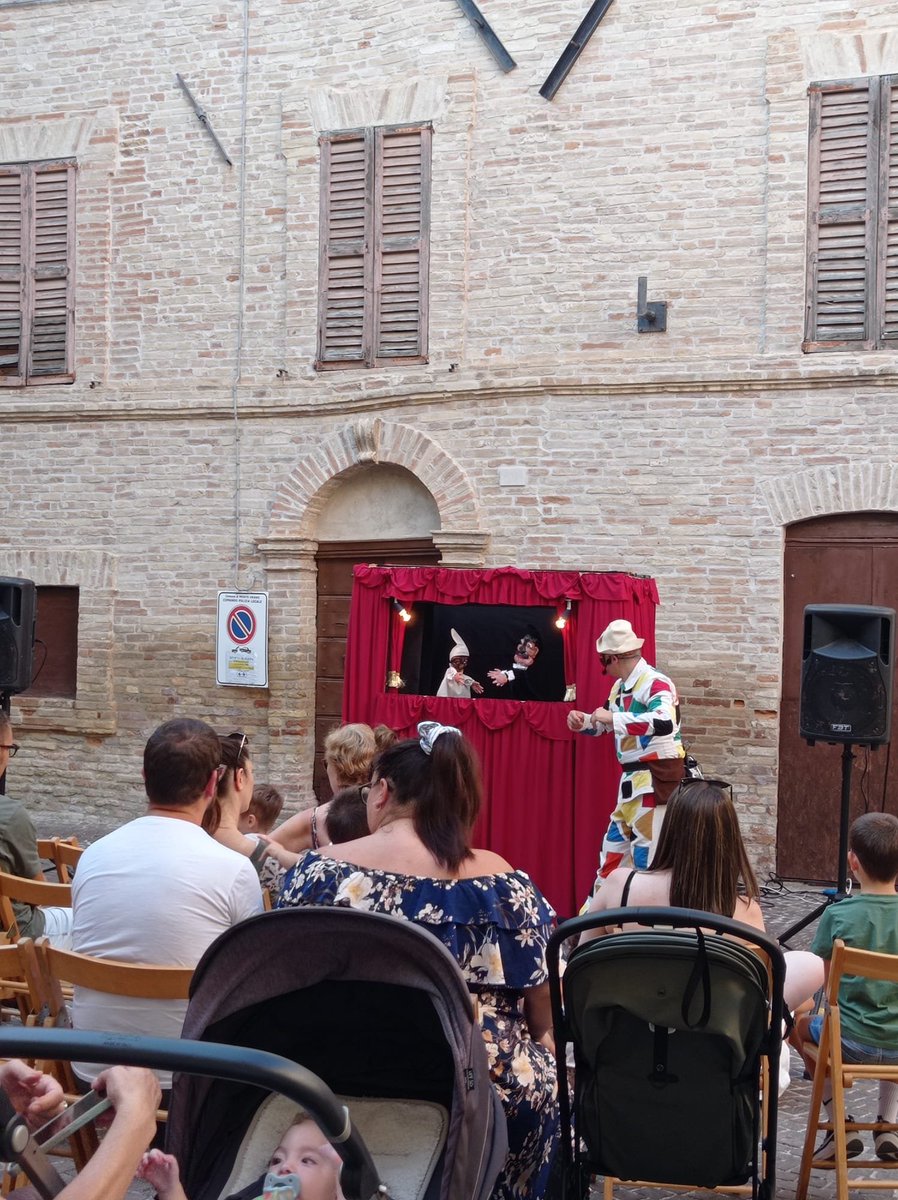 LBT_APS's tweet photo. Lo spettacolo "LA FAME DI ARLECCHINO" di "Kirby Teatro - La Bottega Teatrale" di Fontanetto Po (VC) oggi 6 agosto ha travolto ed entusiasmato anche l'iniziale timido pubblico di Monte Urano (FM). 
Grazie a Francesca  per le foto. 
Seguiteci, non è finita.
https://t.co/m6Dqe3XPqg https://t.co/voKzn3ady7