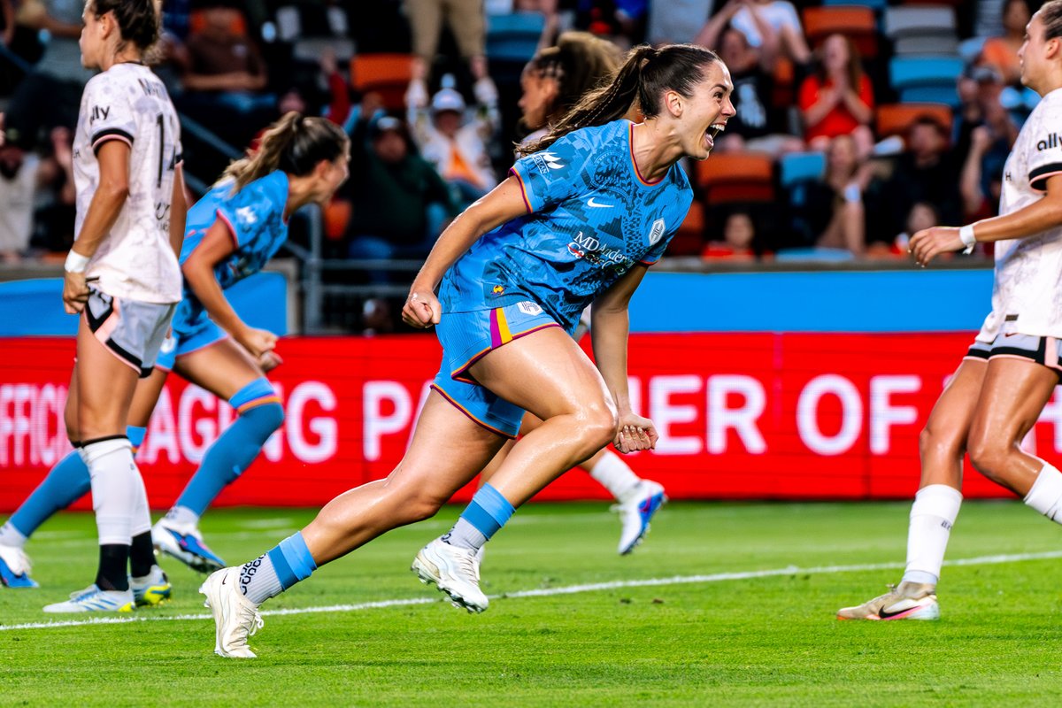 DukeWSOC's tweet photo. Some things never change...

#ProDuke x @HoustonDash https://t.co/u93Cyh9mZU