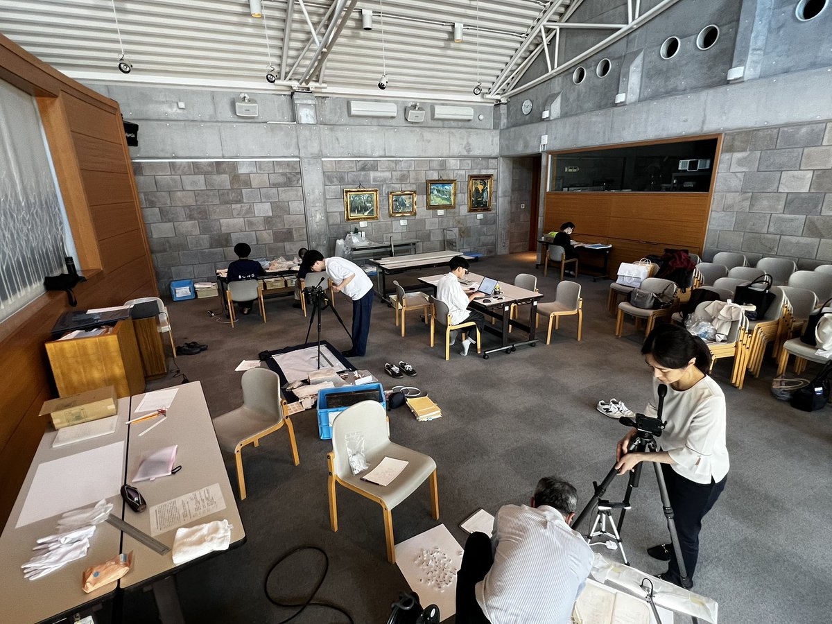 okadera_ryo's tweet photo. 昨日まで3日間、福岡県京都郡苅田町にて、恒例の等覚寺修験道関連資料調査を町と共同で学生たちと実施しました。
また四十年ぶり近く日の目を見ていなかった新たな資料群も発見されて、充実した調査となりました🧐 https://t.co/QMzwe0txsm