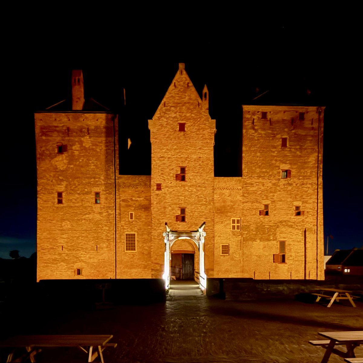 NikosDraekum's tweet photo. Prachtig #Loevestein gisteren. Waar #Maas en #Waal tezamen stromen en de #Merwede begint…
De Bed&Breakfast op deze fantastische historische locatie beveel ik van harte aan. Geeft een geweldige kans om de omgeving van het #kasteel in stilte te beleven. @slotloevestein https://t.co/G4INm4d3Ye
