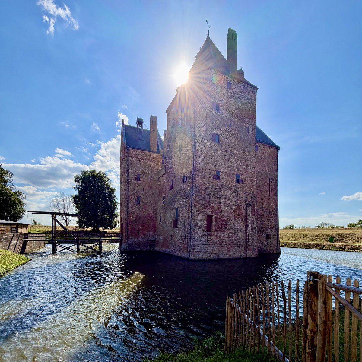 NikosDraekum's tweet photo. Prachtig #Loevestein gisteren. Waar #Maas en #Waal tezamen stromen en de #Merwede begint…
De Bed&Breakfast op deze fantastische historische locatie beveel ik van harte aan. Geeft een geweldige kans om de omgeving van het #kasteel in stilte te beleven. @slotloevestein https://t.co/G4INm4d3Ye