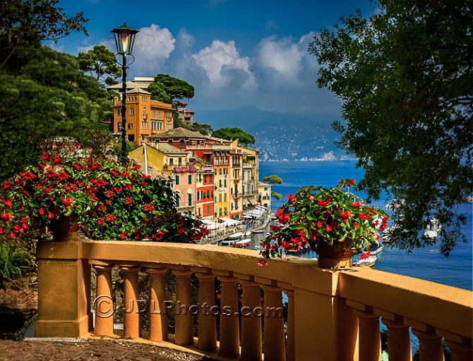 OlaviMauri's tweet photo. EAUTIFUL PORT0 VINO I BOAT TERACHE AND  dinner TIME, ITALIAN RIVIERA https://t.co/3MQ6rde9c1