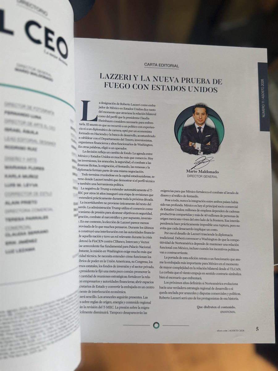 MarioMal's tweet photo. ¿Ya vieron la edición de agosto de @revistaelceo? 

De portada, la primera entrevista que concedió @robertolazzeri tras asumir el cargo de embajador de México en Estados Unidos, a quien le tocará remar contra viento y marea en la relación bilateral con Estados Unidos. 

Échenle un ojo a la entrevista y el reportaje que hicimos sobre el T-MEC… y también al detrás de cámaras 🎥 👌🏼

Una producción original de @elceo__ 😜👇🏼
