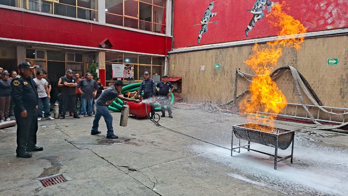 JefeVulcanoCova's tweet photo. Realizamos la capacitación de 18 personas en el Uso y Manejo de Extintores en nuestra estación Tacuba, en dónde los asistentes adquirieron conocimientos sobre estas herramientas y como emplearlos según cada tipo de fuego.

Invito a la población a qué acudan a cualquiera de nuestras estaciones en las 16 alcaldías para recibir este curso de manera gratuita y puedan reforzar sus conocimientos en escenarios de riesgo registrándose en: https://t.co/fRHYR9lkrp

@ClaraBrugadaM