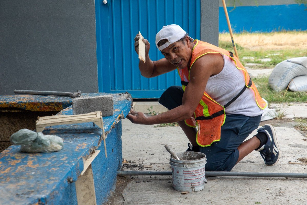 SenlOficial's tweet photo. Sumando esfuerzos en conjunto, intensificamos los trabajos de mantenimiento, desyerbe y rehabilitación en más de 700 planteles educativos de Nuevo León. https://t.co/tkBEiDP8HM