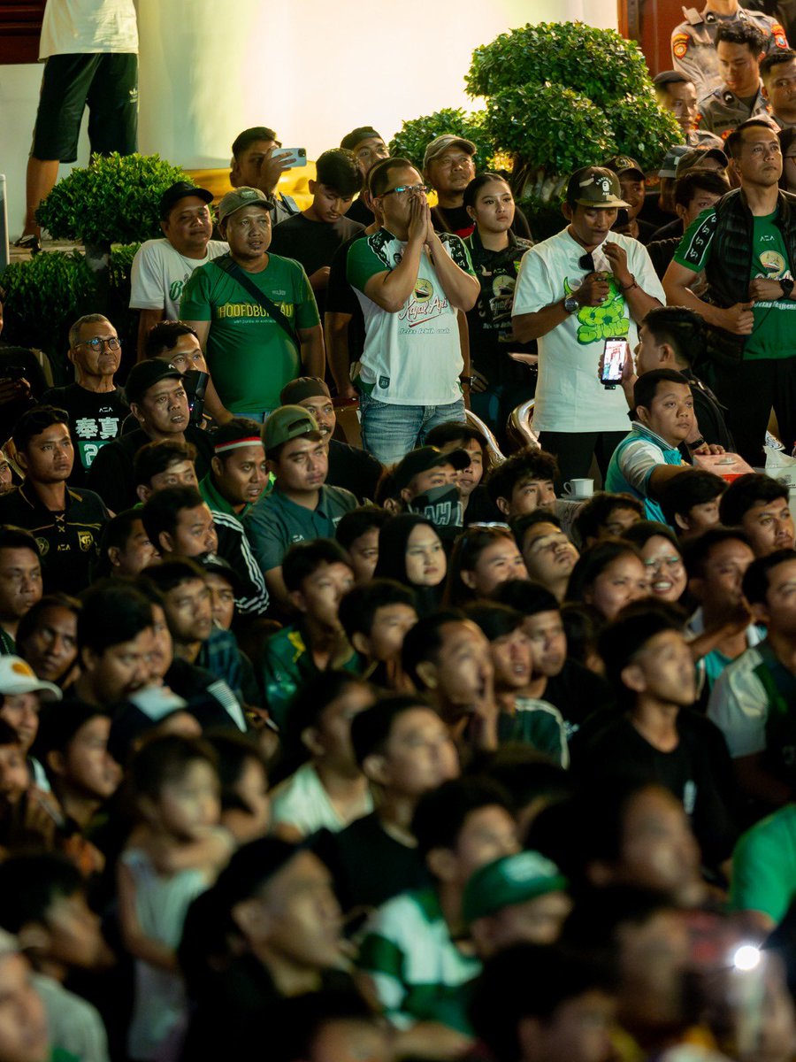 persebayaupdate's tweet photo. Pemain dan tim pelatih memutuskan berlibur di Bali setelah mengikuti turnamen Piala Presiden yang sangat melelahkan. 

Perayaan gelar juara ini akan dilakukan di Stadion Gelora Bung Tomo Surabaya, Sabtu, 15 Agustus, bersamaan International Friendly Game vs Penang FC.

Terimakasih Bonek Bonita atas suportnya selama ini. 

TIDAK ADA KONVOI PENYAMBUTAN

#persebaya #persebayauntuksemua