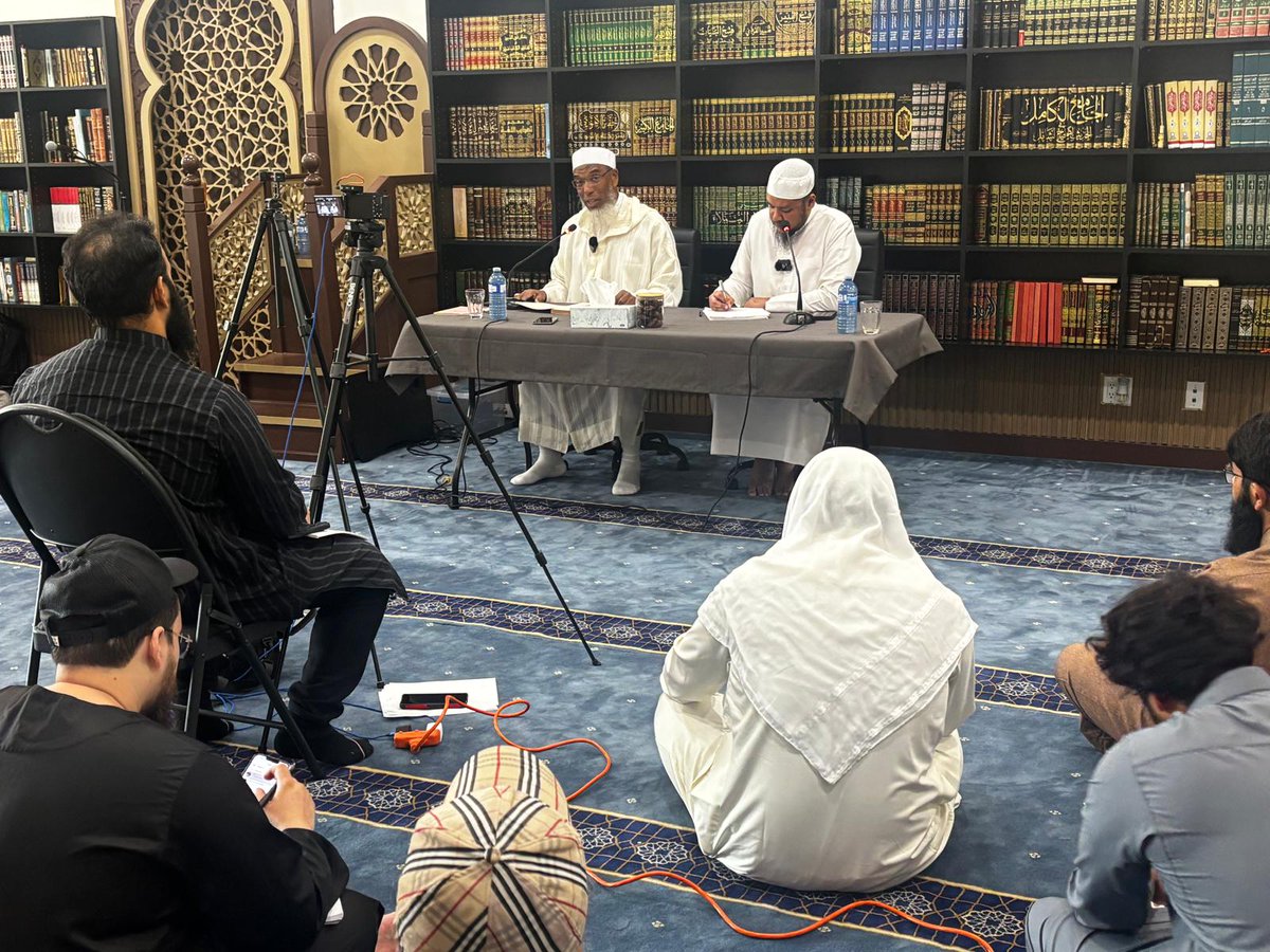 facultyhadithto's tweet photo. صور من الدورة عن (شرح مختضر الشمائل المحمدية للترمذي) و(حجية السنة) للشيخ باقشيش في مركز الإمام البخاري بتورونتو

Pictures from the Summit on (Expl of ash-Shamail al-Muhammadiyah of at-Tirmidhi) &amp; (The Authority of the Sunnah) by Dr. Baqshish  at Imam Bukhari Centre in Toronto https://t.co/qBsTqHu0m0