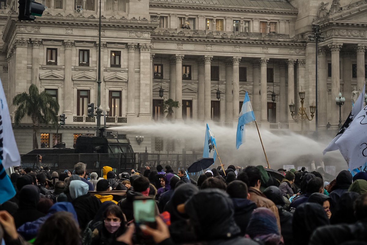 arg_humana's tweet photo. Ni la lluvia ni los gases nos van a poder sacar de las calles. https://t.co/1PulaCdSjW