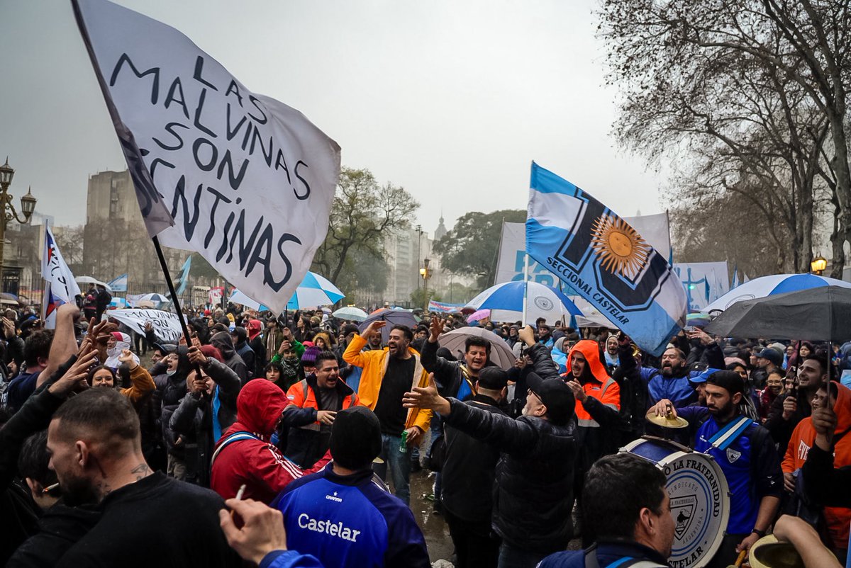 arg_humana's tweet photo. Ni la lluvia ni los gases nos van a poder sacar de las calles. https://t.co/1PulaCdSjW