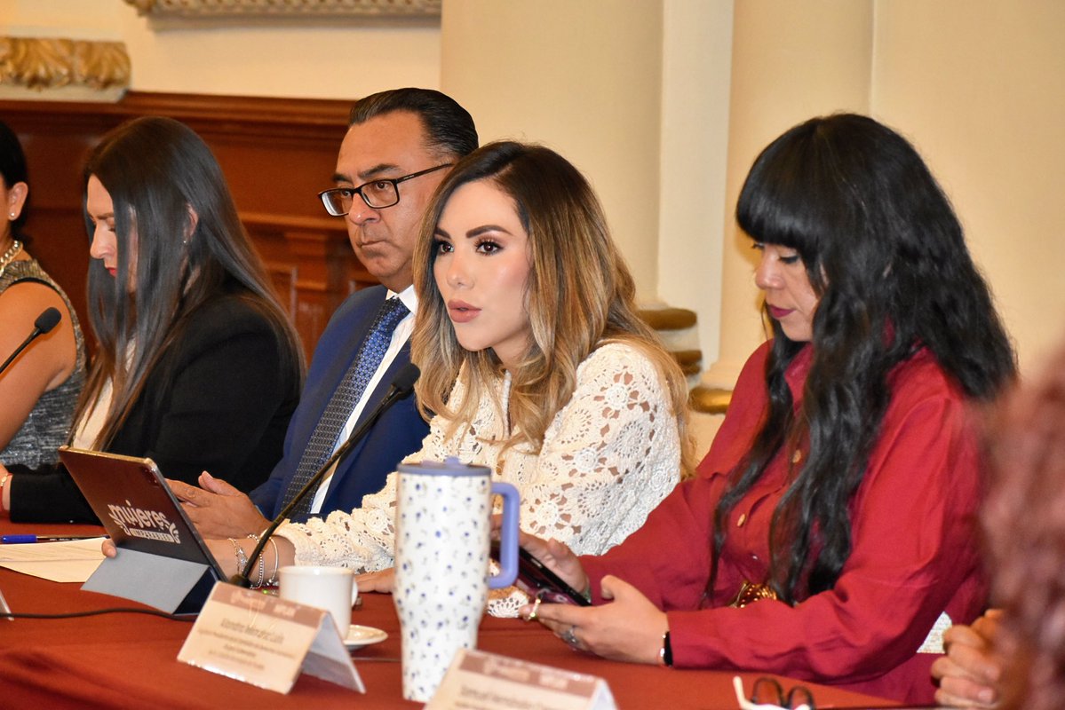 ZairaGlez6's tweet photo. La participación de las mujeres es clave para construir una #Puebla más justa e igualitaria. 💜

Asistí a la Sesión Solemne de Instalación del Consejo de Género, Prevención y Erradicación de la Violencia contra las Mujeres. Gracias al compromiso del @Puebla_IMPLAN y al liderazgo de nuestro Presidente Municipal, @pepechedrauimx , seguimos impulsando espacios que fortalecen la igualdad. ✨