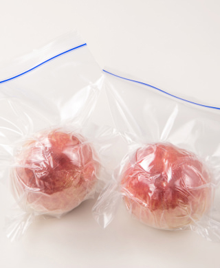 nichirei_foods's tweet photo. 桃は「丸ごと冷凍」すれば1ヵ月も保存可能です🍑

1️⃣桃をやさしく洗い、キッチンペーパーで水気を拭き取る
2️⃣1個ずつラップで包む。冷凍用保存袋に入れて空気を抜くように口を閉じ、冷凍庫で保存する

食べるときは常温におきます。15分待つとシャリトロ、30分でとろ〜り食感に✨ https://t.co/C5Ty5eI7Rw