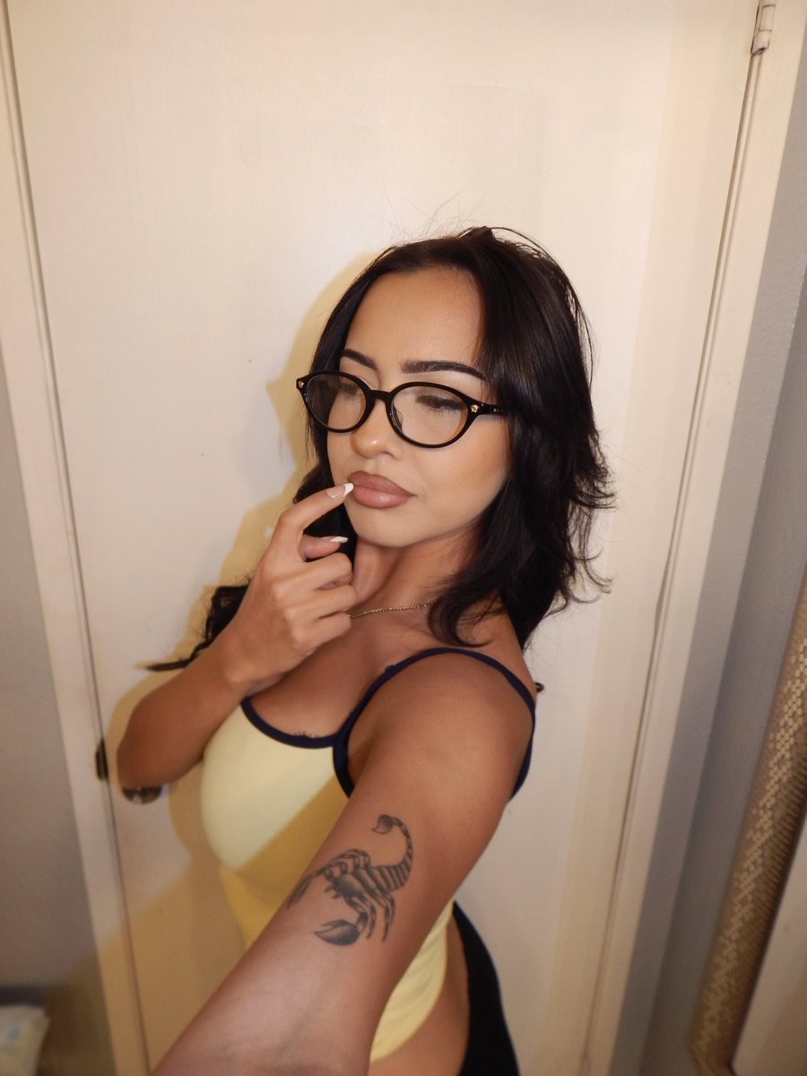 gissellea1exa's tweet photo. #newglasses alert https://t.co/1anwxnhWNb