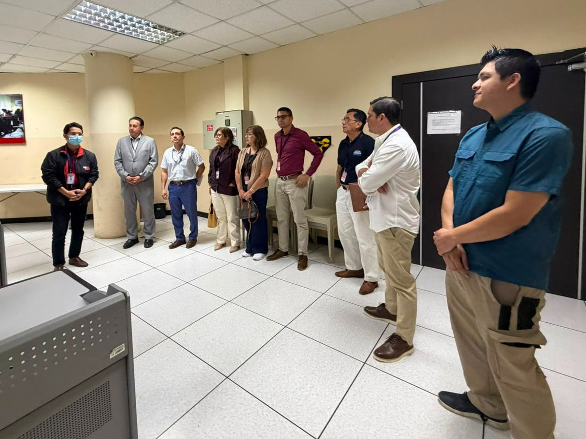 ecu911sambo's tweet photo. 📍 #Samborondón | Representantes de una urbanización del cantón #Daule y de @AlcaldiadeDaule visitaron el Centro Zonal #ECU911 para conocer de cerca el funcionamiento de las áreas operativas y el trabajo que se realiza para coordinar la atención de emergencias, así como los beneficios de la interoperabilidad con instituciones públicas y privadas.

👥 Este encuentro fortalece los espacios de articulación entre el ECU 911, los gobiernos locales y la comunidad, promoviendo acciones conjuntas orientadas a fortalecer la seguridad ciudadana.

#LíneaÚnicaParaEmergencias