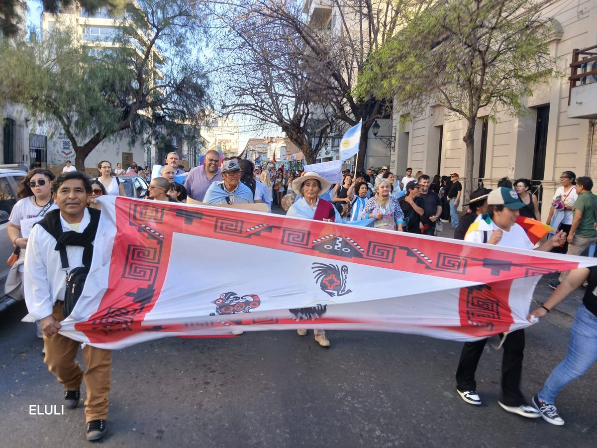 VeronicaPaulaH's tweet photo. Marcha en Salta
#leydetierrasalta
#comunidadesalta
#elterritorionosevende https://t.co/WRGXteEWJM