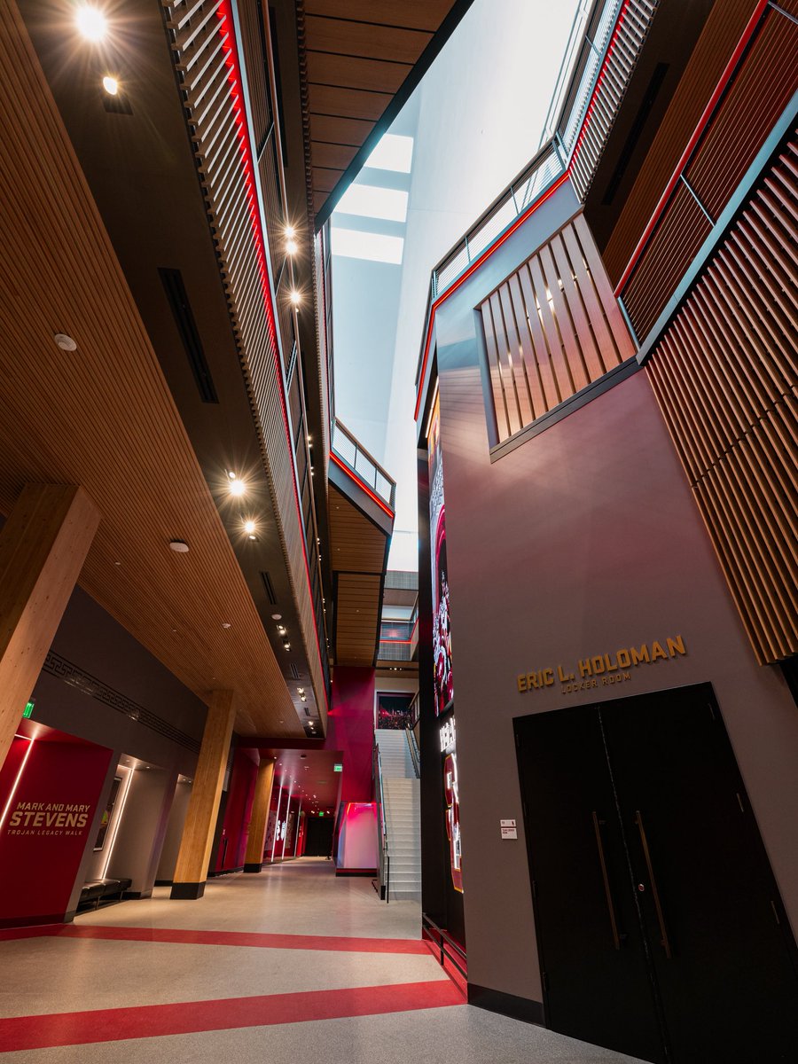 uscfb's tweet photo. bigger and better 📈🏠

The atrium of the Bloom Football Performance Center📍 https://t.co/Cm4xoyOUOy