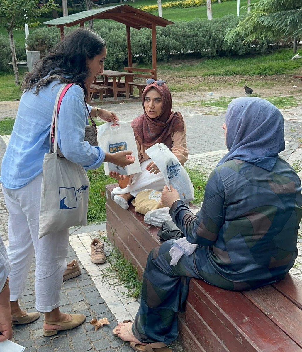 akkadinbesiktas's tweet photo. Her selam bir muhabbetin, her sohbet gönül bağlarımızı güçlendiren güzel bir buluşmanın vesilesi oluyor. 

Yıldız Parkı'nda hemşehrilerimizle aynı havayı, aynı umudu ve aynı gönül iklimini paylaşmaya devam ediyoruz.

#HerMahallesiyle Beşiktaş https://t.co/JkIdHmg7Yx