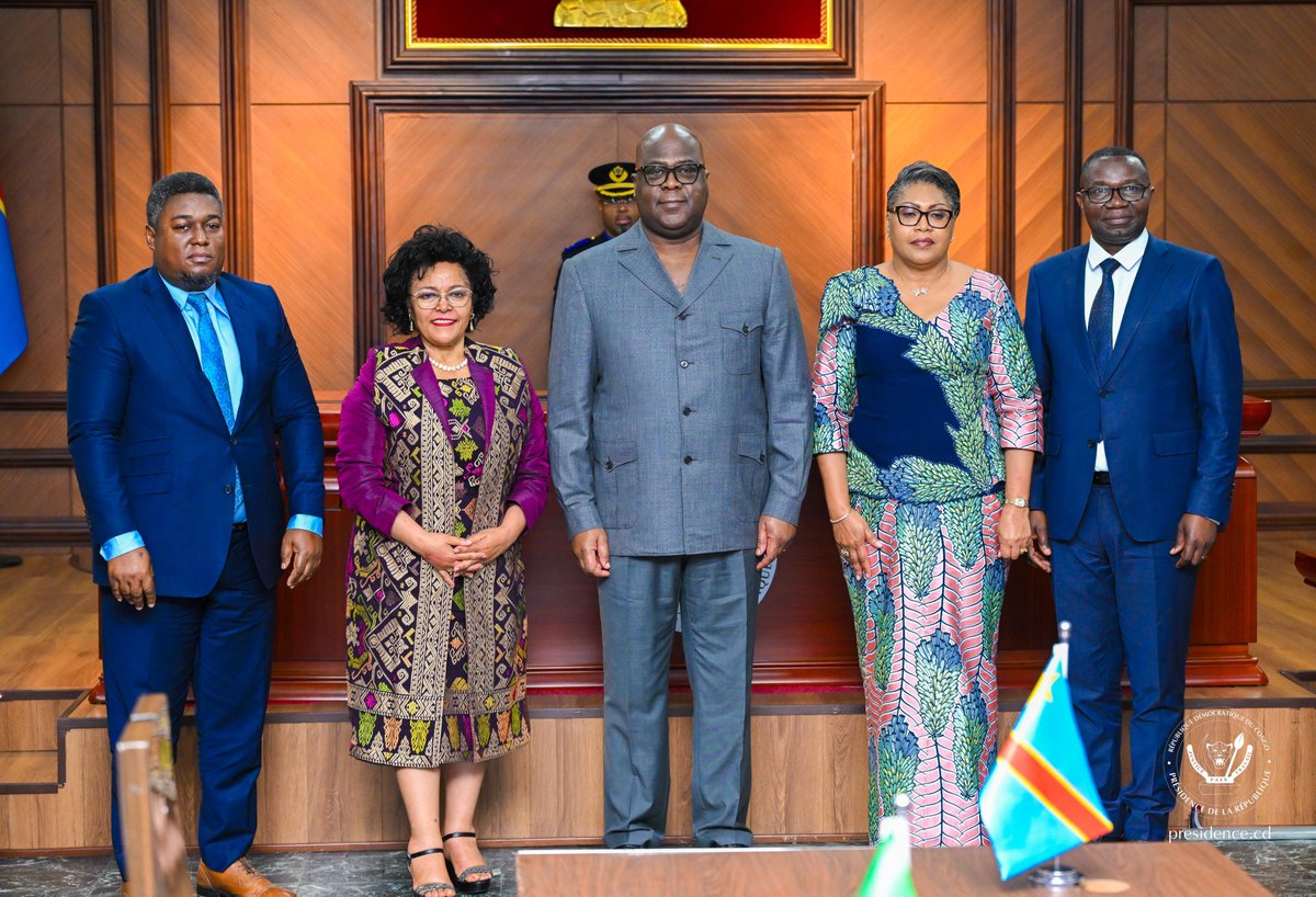 julienpalukucom's tweet photo. AUDA-NEPAD à Kinshasa : De Bali à la Cité de l'Union Africaine, un engagement concrétisé au service de la Nation

​Ce jeudi 6 août 2026 marque un tournant majeur pour la diplomatie économique et le développement de notre pays. 
Sous la présidence solennelle de Son Excellence Monsieur le Président de la République, Chef de l’État, Félix-Antoine TSHISEKEDI TSHILOMBO, nous avons procédé à la Cité de l’Union Africaine à la signature de l'Accord d'établissement du Bureau-Pays de l'AUDA-NEPAD en RDC.
​C’est en ma double qualité de Ministre du Commerce Extérieur et de Représentant Personnel du Chef de l'État au comité de pilotage de l'AUDA-NEPAD que j’ai signé cet accord historique au nom du Gouvernement congolais, aux côtés de la Secrétaire Exécutive de l'Agence, le Dr Nardos BEKELE-THOMAS. 
Cette cérémonie s’est déroulée en présence de la Première Ministre, Mme Judith SUMINWA, de plusieurs collègues membres du Gouvernement ainsi que des représentants des institutions financières internationales.

​Une rencontre prémonitoire à Bali

​En signant ce document, je n'ai pu m'empêcher de me remémorer notre toute première rencontre avec le Dr Nardos BEKELE-THOMAS. 
C'était le 17 novembre 2022 en Indonésie, alors que j'exerçais les fonctions de Ministre de l'Industrie. 
À cette époque, nous échangions sur les enjeux de l'industrialisation sans me douter un seul instant que nos chemins professionnels et nos destins allaient se croiser à nouveau de manière aussi décisive au sein de l'AUDA-NEPAD. 
L'Histoire a ceci de fascinant qu'elle prépare patiemment les rendez-vous stratégiques du continent.

​Un levier opérationnel pour nos grands chantiers

​Bien plus qu'une simple représentation diplomatique, ce bureau constituera le bras technique et l'interface directe entre la RDC et l'Union Africaine. 
Sa mission prioritaire sera d'identifier, d'intégrer et de faciliter le financement des grands projets structurants nationaux en parfait alignement avec les ambitions continentales.
​Comme je l'ai souligné lors de mon intervention devant le Chef de l'État, cette structure permettra de catalyser la mobilisation des investisseurs et bailleurs de fonds internationaux autour de nos projets hautement intégrateurs, à l'image du méga-projet hydroélectrique Grand Inga et du Corridor de Lobito.
​De son côté, le Dr Nardos BEKELE-THOMAS a réaffirmé que le choix d'ancrer ce bureau-pays à Kinshasa traduit la volonté partagée d'impulser un coup d'accélérateur décisif à la réalisation de l'Agenda 2063.

​Concrétiser « L’Afrique que nous voulons »

​En rapprochant l'organe exécutif de l'UA du cœur du continent, la RDC se positionne désormais comme un pivot incontournable de la planification stratégique africaine. 
L'objectif ultime demeure clair : mutualiser nos efforts pour bâtir « L’Afrique que nous voulons » à l'horizon 2063 — un continent prospère, intégré et souverain.
​Mes remerciements les plus Déférents vont au Président de la République, Félix-Antoine TSHISEKEDI, pour Sa vision éclairée et la confiance renouvelée qui me permet d'exécuter cette feuille de route stratégique pour l'avenir de la Nation et de l'Afrique.
Un clin d'œil à tous les experts qui ont réalisé un travail extraordinaire.
@fatshi13 @Presidence_RDC @SuminwaJudith @PrimatureRDC @NEPAD_Agency @_AfricanUnion @Banquemondiale @AfDB_Group @afreximbank @MinComex_RDC
