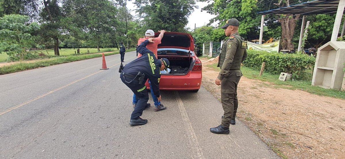 PoliciaDECOR's tweet photo. 🚔 En el municipio de #Ayapel, continuamos fortaleciendo la seguridad y la convivencia ciudadana mediante acciones preventivas y operativas. Nuestro personal del Modelo del Servicio de Policía, en coordinación con la Policía Comunitaria, llevó a cabo un plan de registro y control en la salida del municipio, dirigido a vehículos y motocicletas.

Durante la jornada se realizaron verificaciones de antecedentes a personas y consultas de antecedentes de los automotores, con el propósito de prevenir la comisión de hechos delictivos, contrarrestar los diferentes delitos que afectan al municipio y brindar mayor tranquilidad a la comunidad, reafirmando nuestro compromiso de trabajar por entornos más seguros para todos.