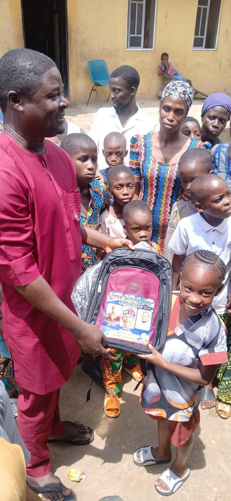 OlukayodeSeg's tweet photo. To the glory of God i was able to give free school bags to the indigents in Ward A1 Epe. 
Hon. Olusegun Olukayode (Special Adviser on Special Duties to Hon. Princess Surah Animashaun The Executive Chairman Epe Local Government. God bless Asiwaju God bless Nig
@PBATMediaCentre https://t.co/WV9NgsldDl