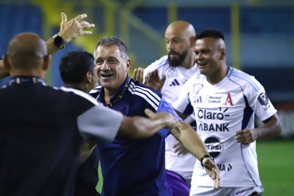SAMphotograph's tweet photo. Creo que desde el arranque de la "Liga de Campeones 2008", ahora #CopaCentroamericana, el @AlianzaFC_sv no había tenido un inicio "matador" ganando los seis puntos como local en la @TheChampions de la @Concacaf. El coach Roberto Pompei celebra a lo grande, junto @LEspindola_1975 https://t.co/xHyrMrttIK