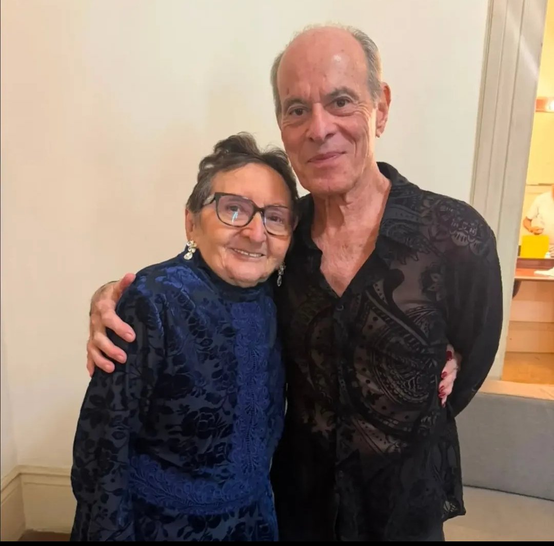 jornalnota's tweet photo. Olha que encontro maravilhoso: Tânia Maria, atriz de "O Agente Secreto" e o grande Ney Matogrosso! ❤️🎵🍿 https://t.co/yuODHeCXRq