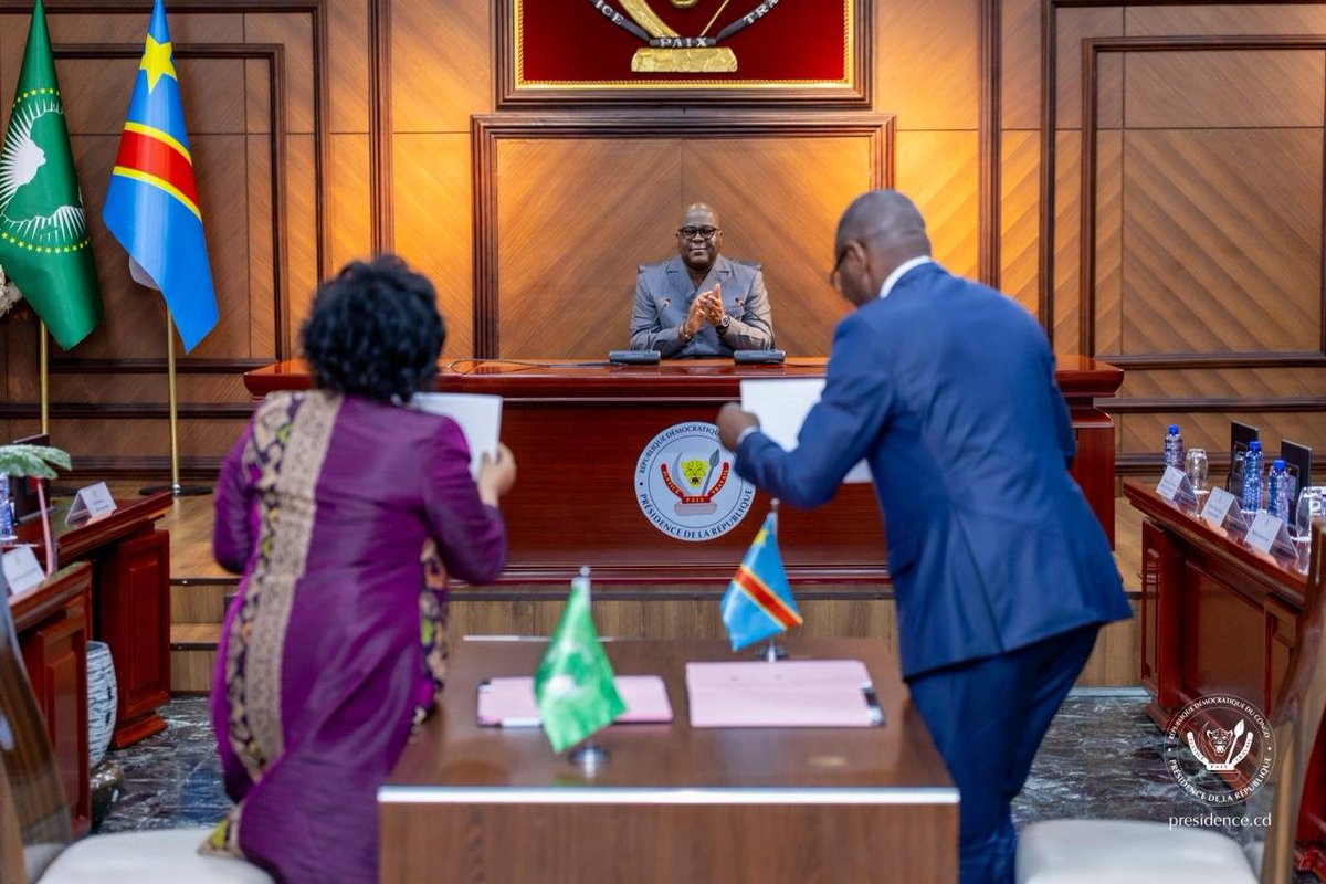 julienpalukucom's tweet photo. AUDA-NEPAD à Kinshasa : De Bali à la Cité de l'Union Africaine, un engagement concrétisé au service de la Nation

​Ce jeudi 6 août 2026 marque un tournant majeur pour la diplomatie économique et le développement de notre pays. 
Sous la présidence solennelle de Son Excellence Monsieur le Président de la République, Chef de l’État, Félix-Antoine TSHISEKEDI TSHILOMBO, nous avons procédé à la Cité de l’Union Africaine à la signature de l'Accord d'établissement du Bureau-Pays de l'AUDA-NEPAD en RDC.
​C’est en ma double qualité de Ministre du Commerce Extérieur et de Représentant Personnel du Chef de l'État au comité de pilotage de l'AUDA-NEPAD que j’ai signé cet accord historique au nom du Gouvernement congolais, aux côtés de la Secrétaire Exécutive de l'Agence, le Dr Nardos BEKELE-THOMAS. 
Cette cérémonie s’est déroulée en présence de la Première Ministre, Mme Judith SUMINWA, de plusieurs collègues membres du Gouvernement ainsi que des représentants des institutions financières internationales.

​Une rencontre prémonitoire à Bali

​En signant ce document, je n'ai pu m'empêcher de me remémorer notre toute première rencontre avec le Dr Nardos BEKELE-THOMAS. 
C'était le 17 novembre 2022 en Indonésie, alors que j'exerçais les fonctions de Ministre de l'Industrie. 
À cette époque, nous échangions sur les enjeux de l'industrialisation sans me douter un seul instant que nos chemins professionnels et nos destins allaient se croiser à nouveau de manière aussi décisive au sein de l'AUDA-NEPAD. 
L'Histoire a ceci de fascinant qu'elle prépare patiemment les rendez-vous stratégiques du continent.

​Un levier opérationnel pour nos grands chantiers

​Bien plus qu'une simple représentation diplomatique, ce bureau constituera le bras technique et l'interface directe entre la RDC et l'Union Africaine. 
Sa mission prioritaire sera d'identifier, d'intégrer et de faciliter le financement des grands projets structurants nationaux en parfait alignement avec les ambitions continentales.
​Comme je l'ai souligné lors de mon intervention devant le Chef de l'État, cette structure permettra de catalyser la mobilisation des investisseurs et bailleurs de fonds internationaux autour de nos projets hautement intégrateurs, à l'image du méga-projet hydroélectrique Grand Inga et du Corridor de Lobito.
​De son côté, le Dr Nardos BEKELE-THOMAS a réaffirmé que le choix d'ancrer ce bureau-pays à Kinshasa traduit la volonté partagée d'impulser un coup d'accélérateur décisif à la réalisation de l'Agenda 2063.

​Concrétiser « L’Afrique que nous voulons »

​En rapprochant l'organe exécutif de l'UA du cœur du continent, la RDC se positionne désormais comme un pivot incontournable de la planification stratégique africaine. 
L'objectif ultime demeure clair : mutualiser nos efforts pour bâtir « L’Afrique que nous voulons » à l'horizon 2063 — un continent prospère, intégré et souverain.
​Mes remerciements les plus Déférents vont au Président de la République, Félix-Antoine TSHISEKEDI, pour Sa vision éclairée et la confiance renouvelée qui me permet d'exécuter cette feuille de route stratégique pour l'avenir de la Nation et de l'Afrique.
Un clin d'œil à tous les experts qui ont réalisé un travail extraordinaire.
@fatshi13 @Presidence_RDC @SuminwaJudith @PrimatureRDC @NEPAD_Agency @_AfricanUnion @Banquemondiale @AfDB_Group @afreximbank @MinComex_RDC