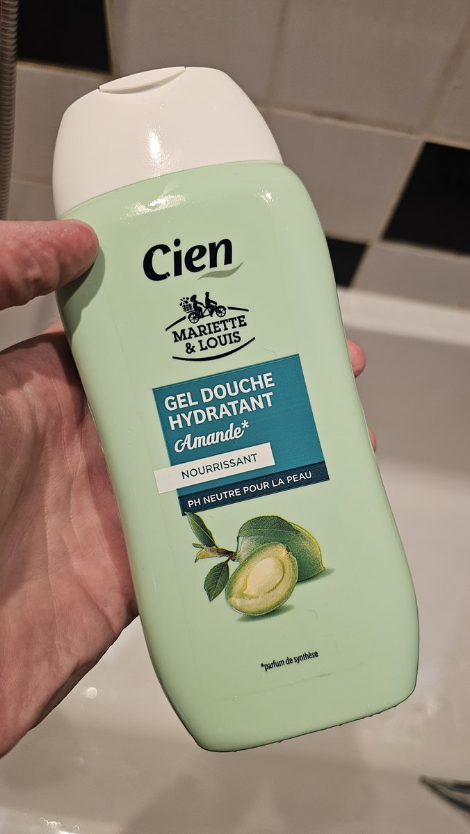 Un_air_de_joke's tweet photo. À tous les sniffers de colle cléopatre, voici le gel douche pour se shooter 🤤

#Lidl https://t.co/6w4Tt9QHTQ