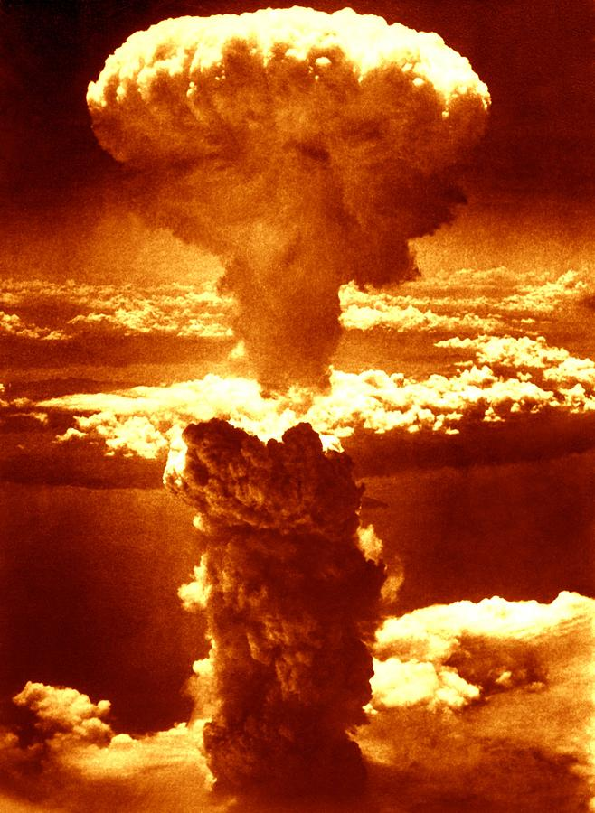 VoicesofWW2's tweet photo. Mushroom cloud rising over Hiroshima, Japan, 6 Aug 1945. Taken by SSgt George R. 'Bob' Caron, the tail gunner on the B-29 'Enola Gay' using a Fairchild K-20 aerial camera. https://t.co/5WnGuxjhNn