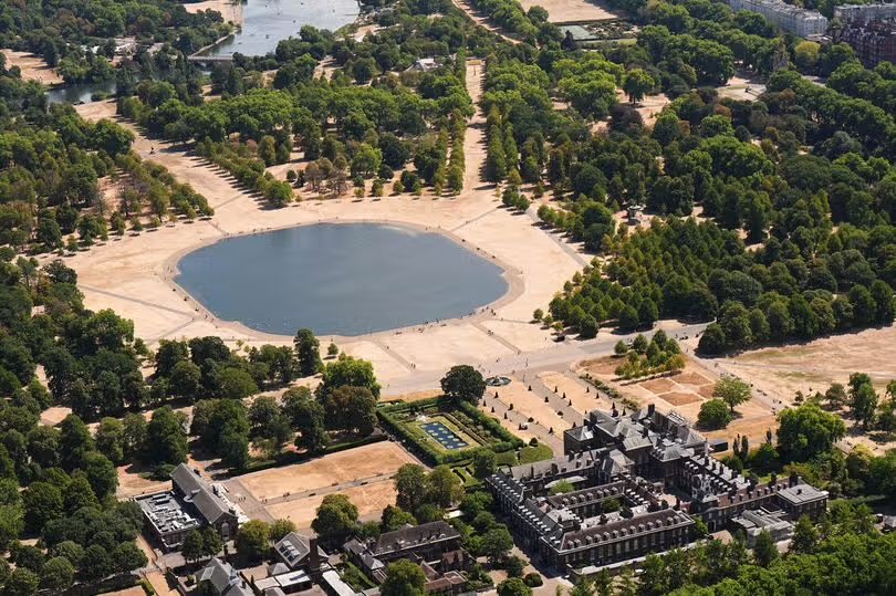 alex_kokcharov's tweet photo. @haugejostein London is experiencing its driest summer on record with a massive number of heatwaves. https://t.co/9T3AaHUafW