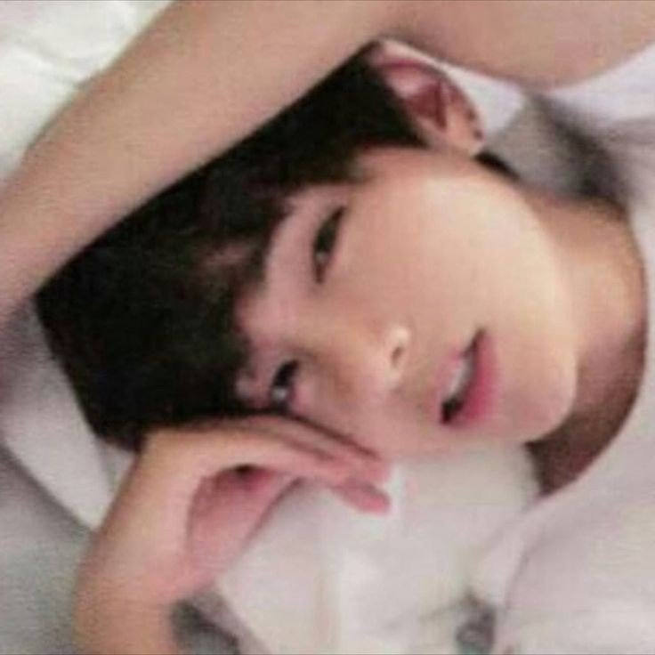 niniover7's tweet photo. au #kooktae | koo, grábame 

un au donde sin querer queriendo t'h había escuchado a j'k confesar que tenía la fantasía sexual de grabarse teniendo sexo con él.

y t'h estaba más que dispuesto a cumplir todas y cada una de las fantasías de su lindo noviecito. https://t.co/ohEsMRQHyD