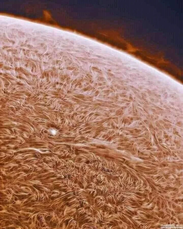 TTendenciaX's tweet photo. "Superficie Solar":
Porque el telescopio solar más potente del mundo acaba de capturar las imágenes de mayor resolución de la superficie del Sol jamás tomadas en la historia. https://t.co/eRUEN3lX3s