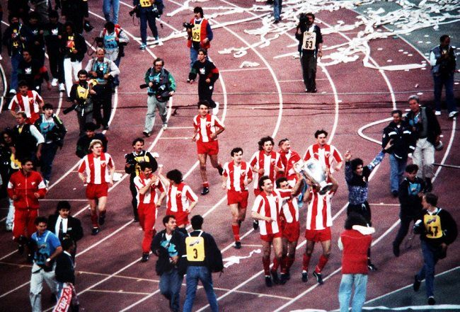 YugoslavVisuals's tweet photo. Red Star Belgrade celebrate their European Cup final victory against Marseille in Bari, 1991. https://t.co/815fVgOEqp