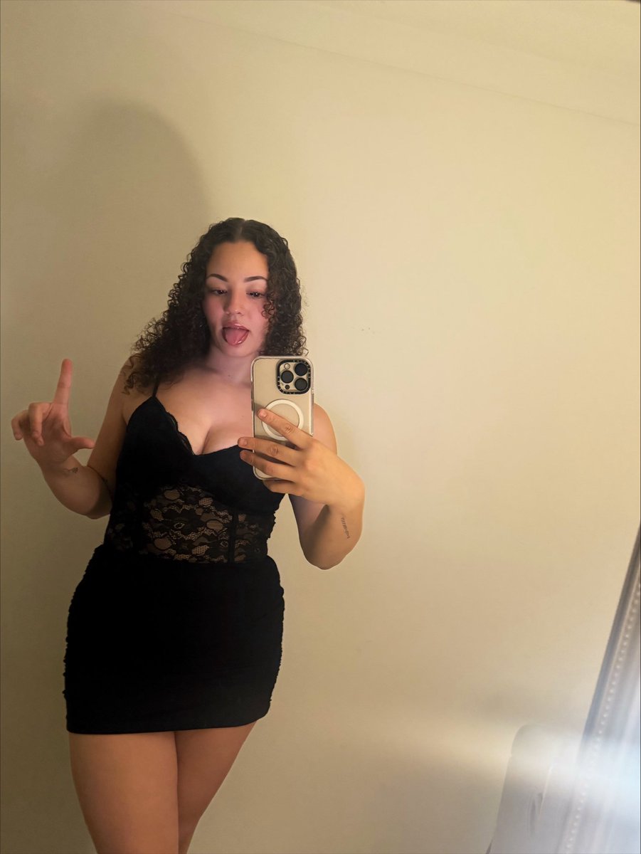 crazy4selene's tweet photo. Your wallet listens better than you do. LOSER. https://t.co/66TQUFQLMl