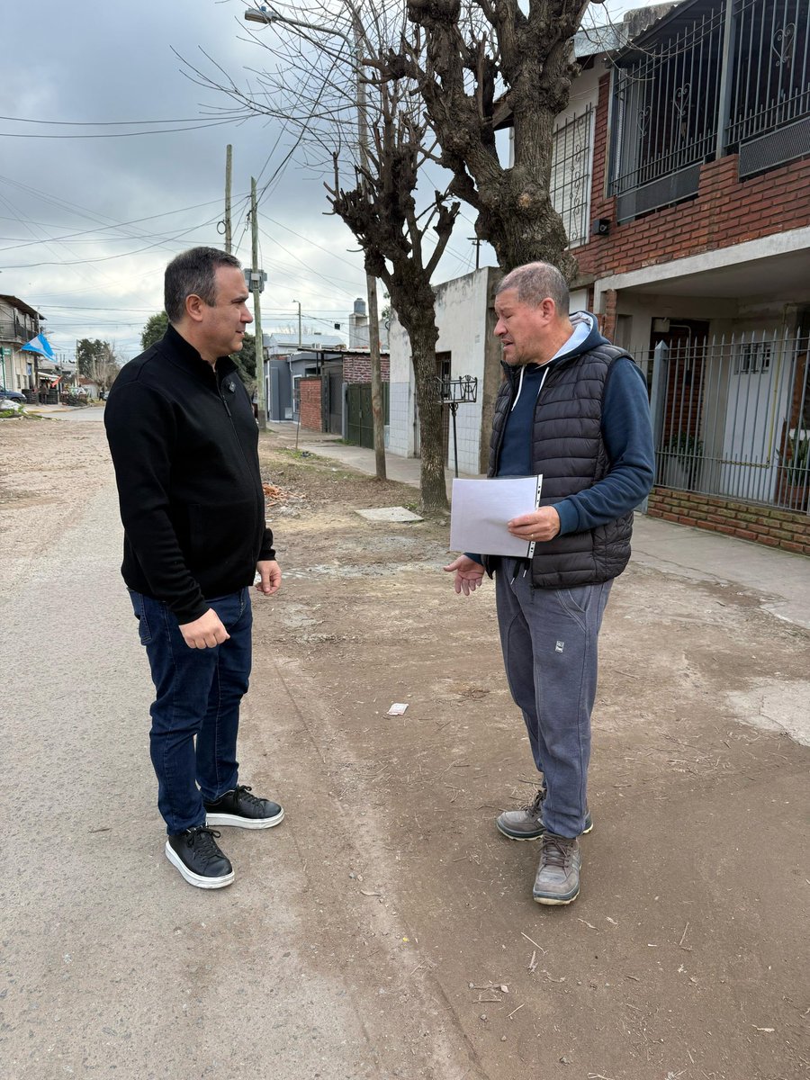 FacundoPrieto's tweet photo. Luis vive acá desde los años 90. Vio pasar décadas de promesas, pero las mejoras nunca llegaron. Hoy su barrio está más sucio, más abandonado y con un Municipio que hace tiempo dejó de estar presente.
Mientras hablábamos con él, se acercó otro vecino y nos dijo: “Vengan a mi barrio, les quiero mostrar cómo estamos”. Porque el abandono ya no es un caso aislado: se repite en cada rincón del distrito. Los vecinos están cansados de las promesas incumplidas y de esperar respuestas que nunca llegan.
