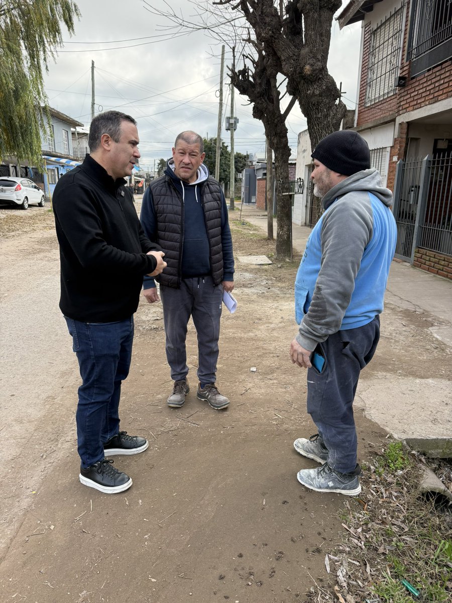 FacundoPrieto's tweet photo. Luis vive acá desde los años 90. Vio pasar décadas de promesas, pero las mejoras nunca llegaron. Hoy su barrio está más sucio, más abandonado y con un Municipio que hace tiempo dejó de estar presente.
Mientras hablábamos con él, se acercó otro vecino y nos dijo: “Vengan a mi barrio, les quiero mostrar cómo estamos”. Porque el abandono ya no es un caso aislado: se repite en cada rincón del distrito. Los vecinos están cansados de las promesas incumplidas y de esperar respuestas que nunca llegan.