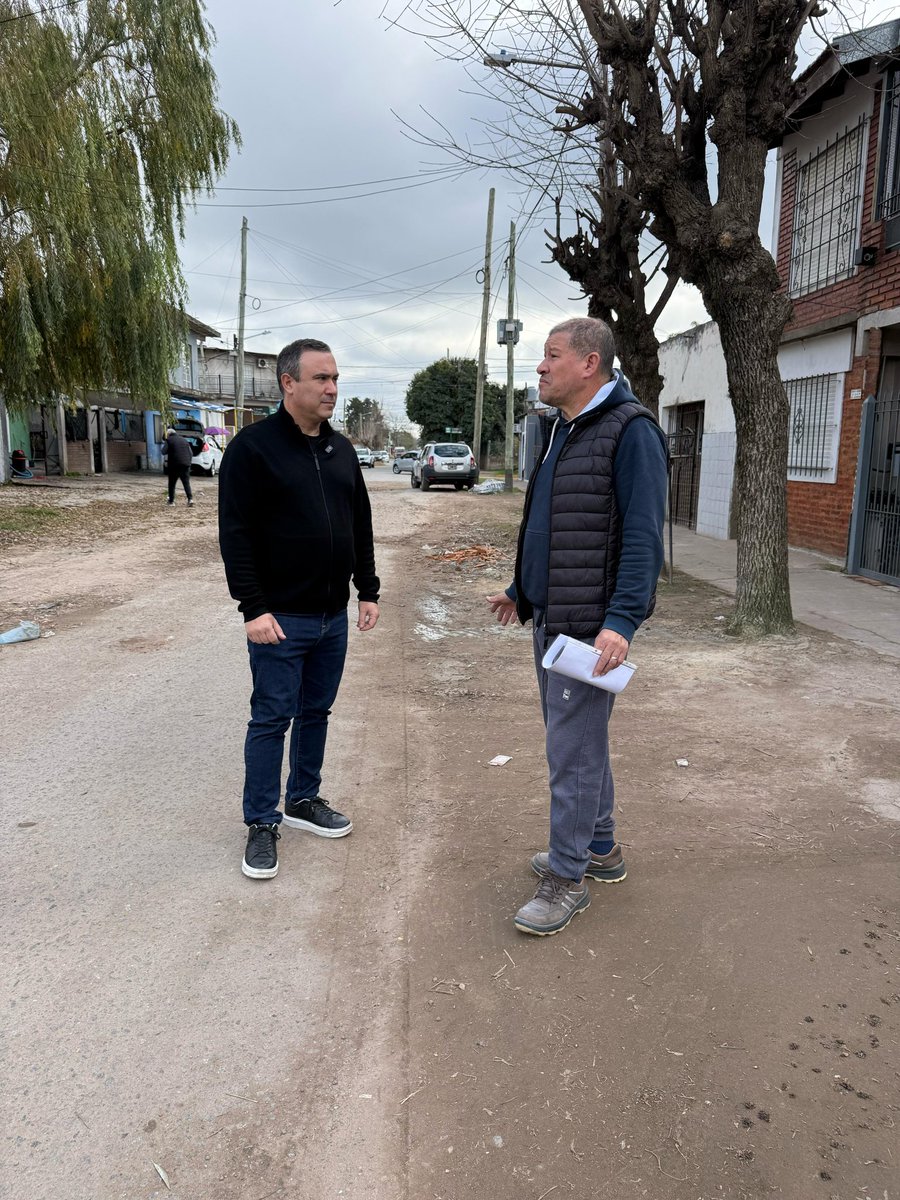 FacundoPrieto's tweet photo. Luis vive acá desde los años 90. Vio pasar décadas de promesas, pero las mejoras nunca llegaron. Hoy su barrio está más sucio, más abandonado y con un Municipio que hace tiempo dejó de estar presente.
Mientras hablábamos con él, se acercó otro vecino y nos dijo: “Vengan a mi barrio, les quiero mostrar cómo estamos”. Porque el abandono ya no es un caso aislado: se repite en cada rincón del distrito. Los vecinos están cansados de las promesas incumplidas y de esperar respuestas que nunca llegan.