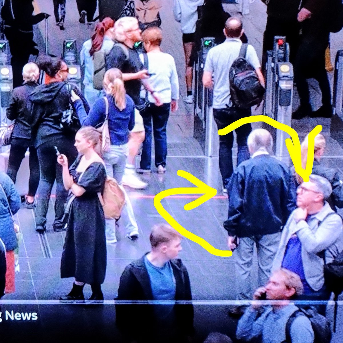 mccarthyest22's tweet photo. Re 𝐏𝐨𝐰𝐞𝐫 𝐅𝐚𝐢𝐥𝐮𝐫𝐞 that brought NE Trains🚂 to a grinding halt. Is that not the King standing there in the Manchester Station concourse near a big-bellied PM Double. B4 you think it is a strange thought, look at pics of previous traumas⬇️. #Newsnight #KingCharles #BBC https://t.co/Fg4bKwMiX7