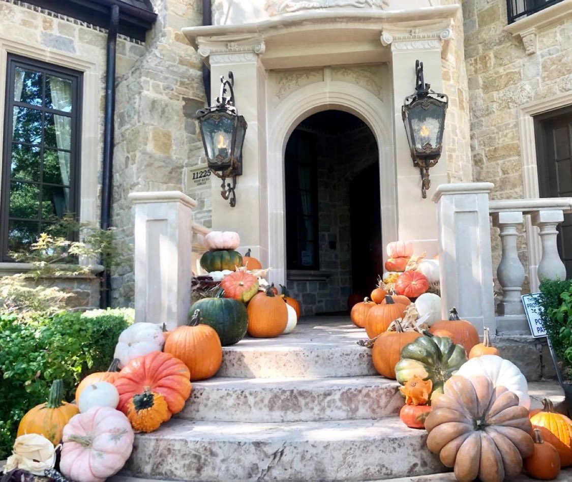 Chris_Koerner's tweet photo. Making $1m/year placing pumpkins on porches:  

Spotify: https://t.co/XtMhUtj5R2…

Apple: https://t.co/Webpd6xMVF…

Other podcast platforms (Episode #073): https://t.co/imd8pPAoyn https://t.co/32TOLsFCNC
