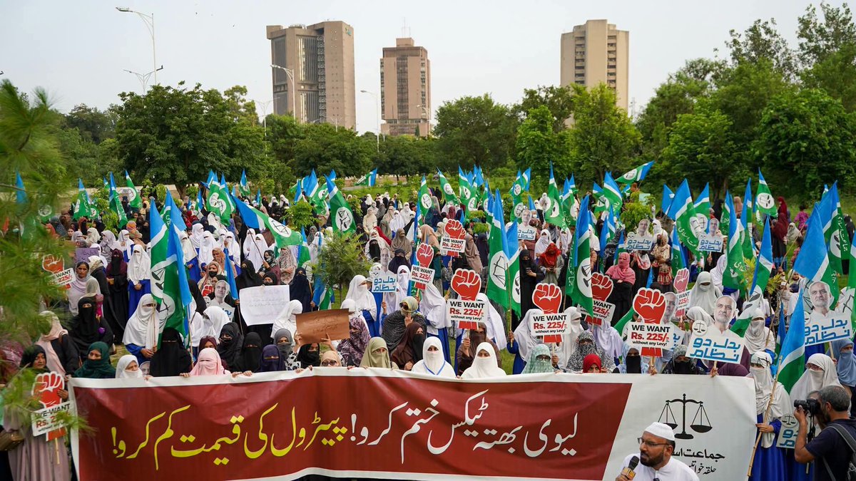 JIPOfficial's tweet photo. اسلام آباد-  امیر جماعت اسلامی پاکستان حافظ نعیم الرحمٰن کی اپیل پر پیٹرولیم لیوی کے خلاف پریس کلب کے سامنے خواتین کا احتجاجی مظاہرہ منعقد ہوا، شہر بھر سے خواتین نے بھرپور شرکت کرکے احتجاج کو کامیاب بنایا۔
Hafiz Naeem 
Bhatta Levy NaManzoor 
#7thAugustRoadBlock https://t.co/N8tPhNxDVY