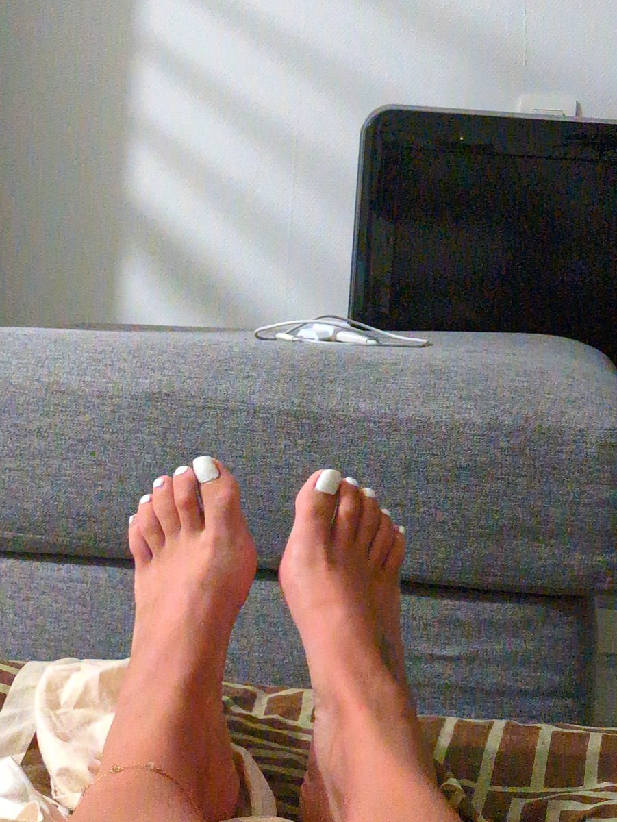 elodiednb's tweet photo. Vous aimez ma pédicure blanche ? 

#domina #dominatrice #pieds #pied #foot #feet #findom #monneyslave #clermontferrand #réel63 #esclave #slave https://t.co/pxDL3QjXJK