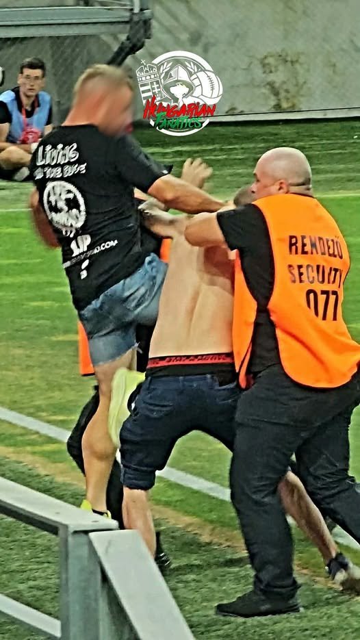 p0liniak's tweet photo. nie lajkujcie tego zdjęcia bo to Węgier lejący po mordzie żyda z Hapoelu Tel Awiw. 

za polubienie tego zdjęcia grozi dożywocie gdyż jest to zbrodnia antysemicka! https://t.co/gl4e7lZxVE