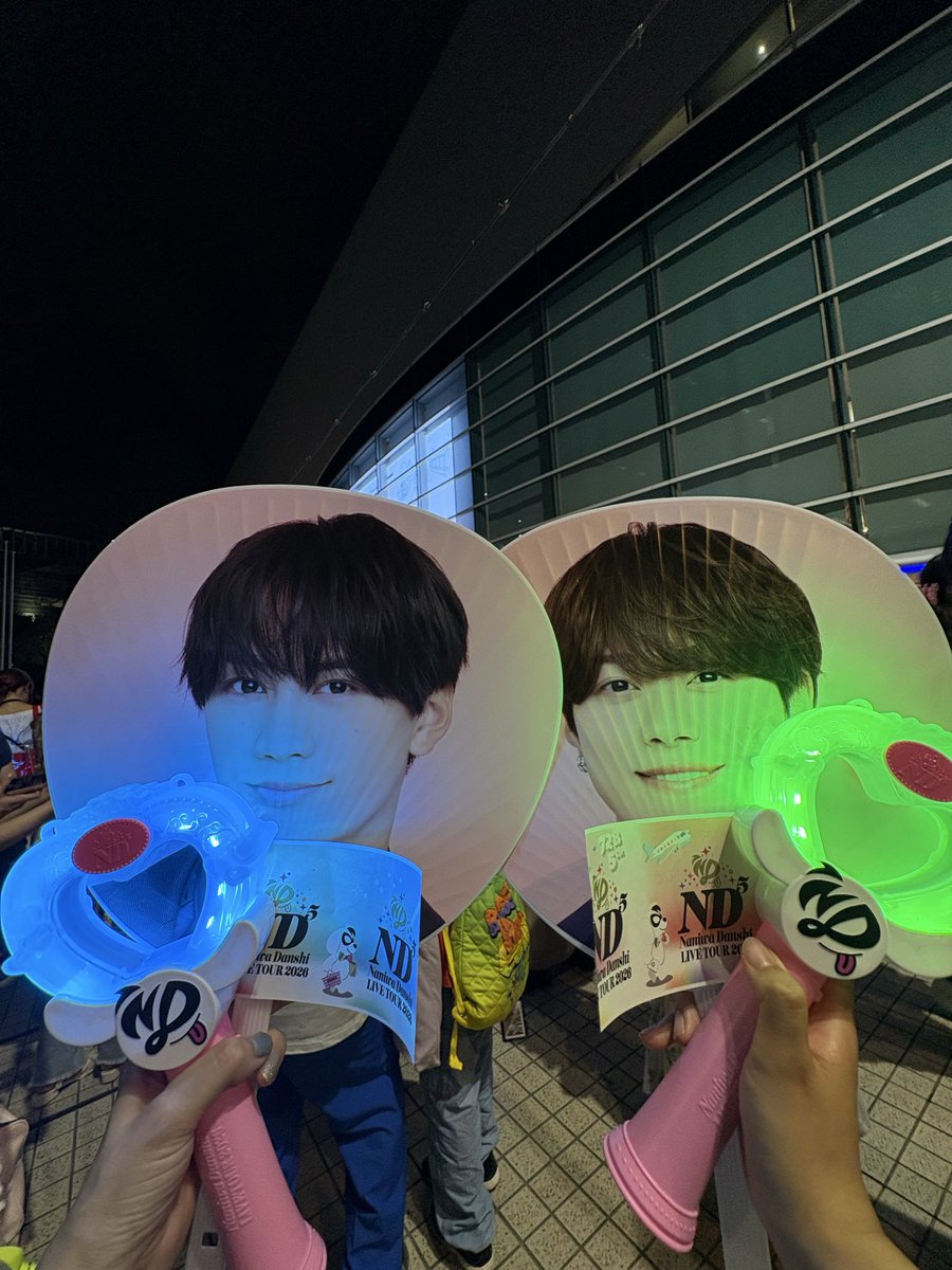 Kate_GRDN's tweet photo. なにわ男子ND⁵ 8/6夜公演@横アリ
ショーを観てるみたいな見所沢山の5周年ライブ
スタンドで遠かったけどスタトロで娘が大橋くんに初めて確定ファンサもらえた💚
トロッコ真横を通り過ぎてから見つけてくれて神✨みんなカッコよかったー

りゅちぇ25歳のお誕生日おめでとう🎂
#なにわ男子　#ND5 https://t.co/vTPQJGXEMF