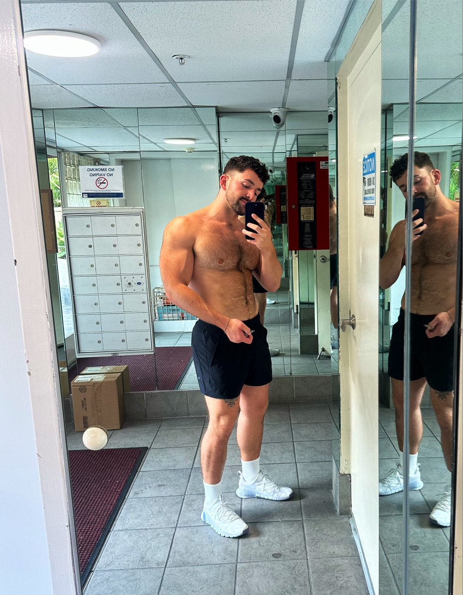 Evanharris1097's tweet photo. Would you mind grabbing the male? https://t.co/EI5ctwIxGK