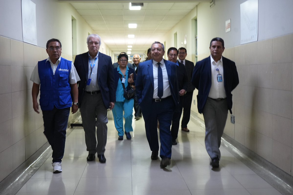 EsSaludPeru's tweet photo. 🏥💙 ¡NUESTRO COMPROMISO NO TIENE FERIADOS! 💪🇵🇪

🌅 A primera hora de la mañana (5:30 a. m.), el Presidente Ejecutivo de EsSalud, Dr. Jaime Moreno Eustaquio, lideró una visita inopinada a la Emergencia del Hospital Nacional Guillermo Almenara Irigoyen, acompañado por el Gerente de la Red Prestacional Almenara, Dr. Fabián Julca Grovas.

🩺🤝 Durante el recorrido, la autoridad escuchó de primera mano a los pacientes y resaltó un logro clave para fortalecer la atención: la implementación de 10 nuevas camillas en el servicio de Emergencia, equipamiento destinado a brindar mayor comodidad, fluidez y confort en esta área tan sensible. 🛏️✨

📍💼 Posteriormente, desde el Almenara, encabezó una reunión de trabajo con todas las redes prestacionales del país para articular propuestas que permitan optimizar la atención de los asegurados a nivel nacional. 🇵🇪🏥

💙 En EsSalud seguimos trabajando los 365 días del año, porque cuidar tu salud no se detiene. 💪🚑