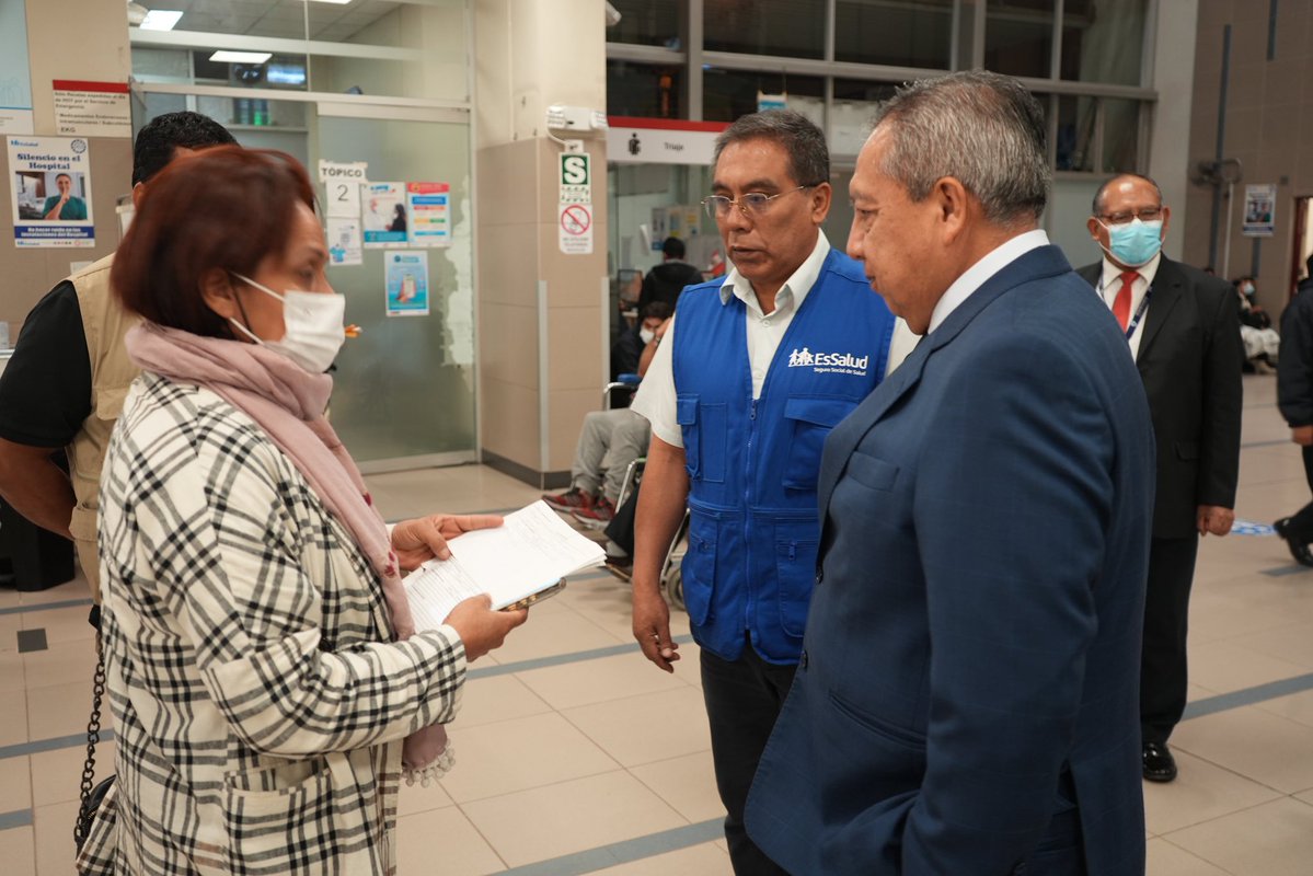 EsSaludPeru's tweet photo. 🏥💙 ¡NUESTRO COMPROMISO NO TIENE FERIADOS! 💪🇵🇪

🌅 A primera hora de la mañana (5:30 a. m.), el Presidente Ejecutivo de EsSalud, Dr. Jaime Moreno Eustaquio, lideró una visita inopinada a la Emergencia del Hospital Nacional Guillermo Almenara Irigoyen, acompañado por el Gerente de la Red Prestacional Almenara, Dr. Fabián Julca Grovas.

🩺🤝 Durante el recorrido, la autoridad escuchó de primera mano a los pacientes y resaltó un logro clave para fortalecer la atención: la implementación de 10 nuevas camillas en el servicio de Emergencia, equipamiento destinado a brindar mayor comodidad, fluidez y confort en esta área tan sensible. 🛏️✨

📍💼 Posteriormente, desde el Almenara, encabezó una reunión de trabajo con todas las redes prestacionales del país para articular propuestas que permitan optimizar la atención de los asegurados a nivel nacional. 🇵🇪🏥

💙 En EsSalud seguimos trabajando los 365 días del año, porque cuidar tu salud no se detiene. 💪🚑