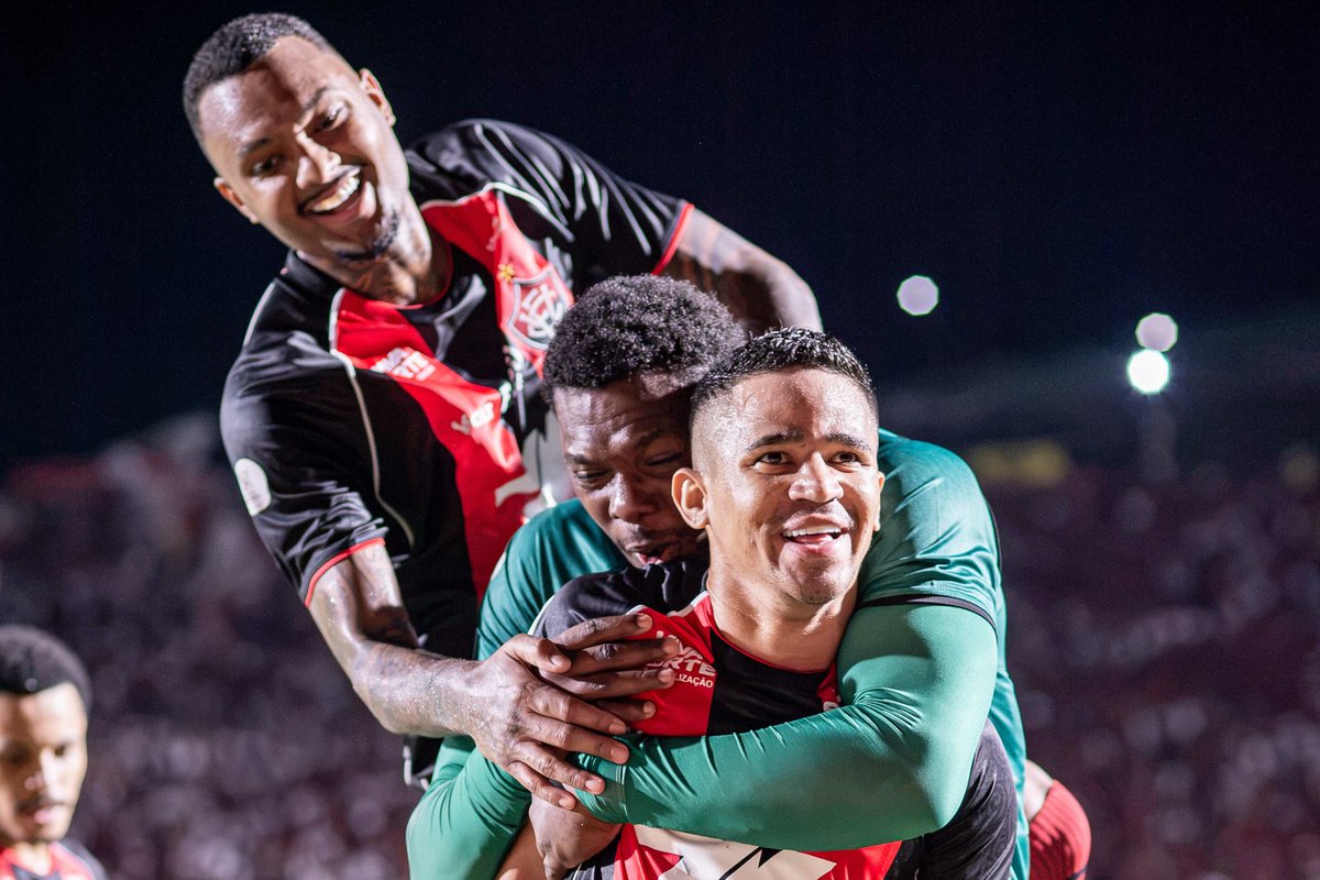 CopaDoBrasilCBF's tweet photo. A FELICIDADE RUBRO-NEGRA! 🔥

Erick fez mais um GOLAÇO na #CopaBetanoDoBrasil e o Barradão está fervendo.

📷 Jhony Pinho/AGIF

#Vitória #AthleticoPR https://t.co/8UvzwVse62